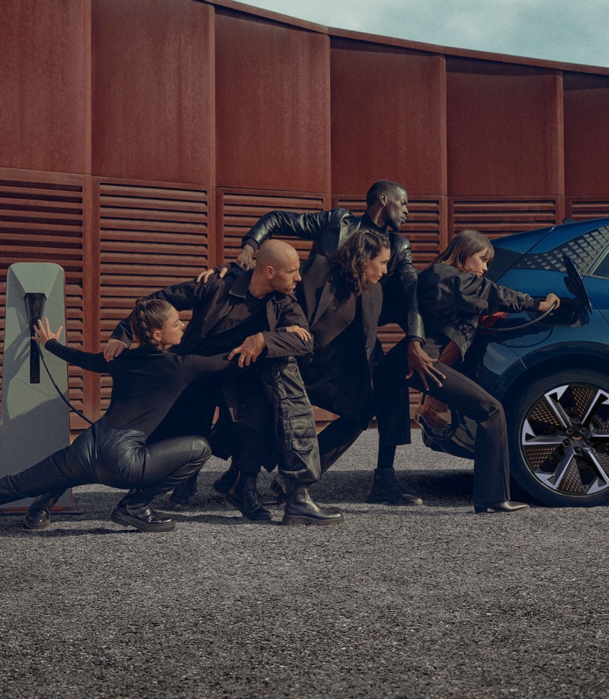 personas-alrededor-cupra-born-color-azul-%20aurora-cargando