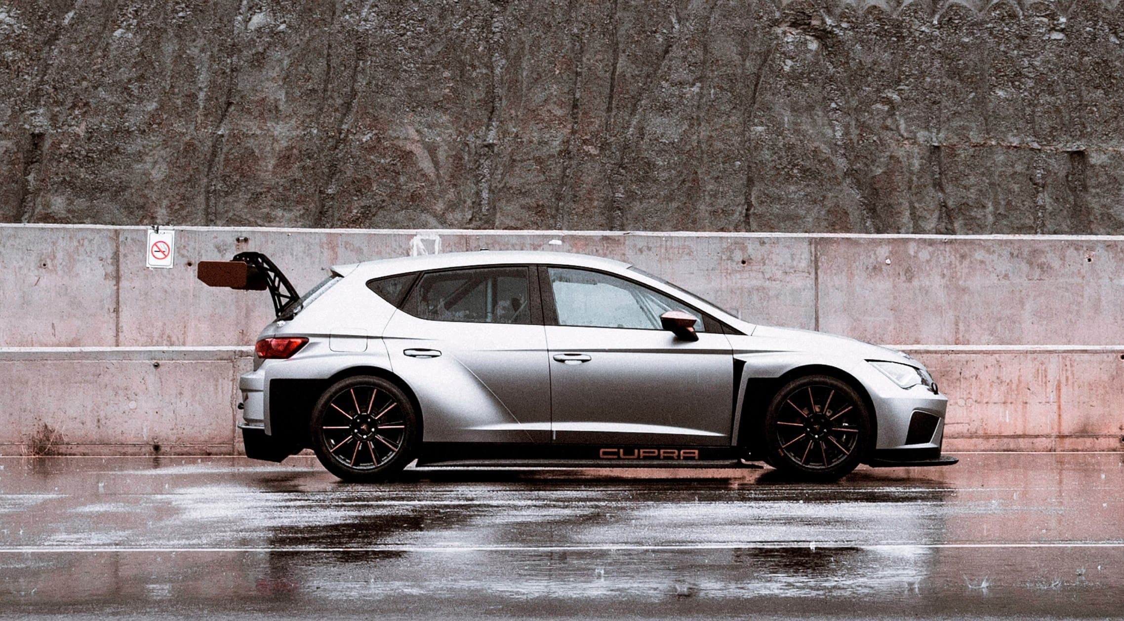 CUPRA de competición bajo la lluvia