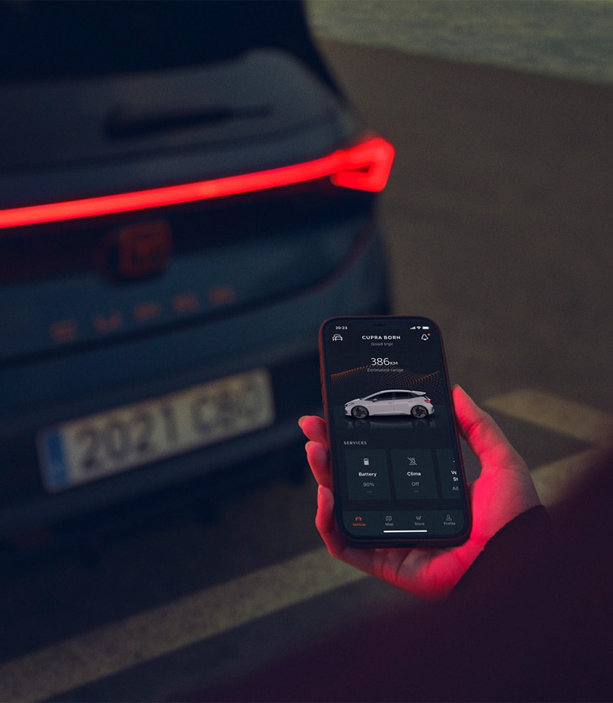mujer-con-smartphone-conectado-a-my-cupra-app
