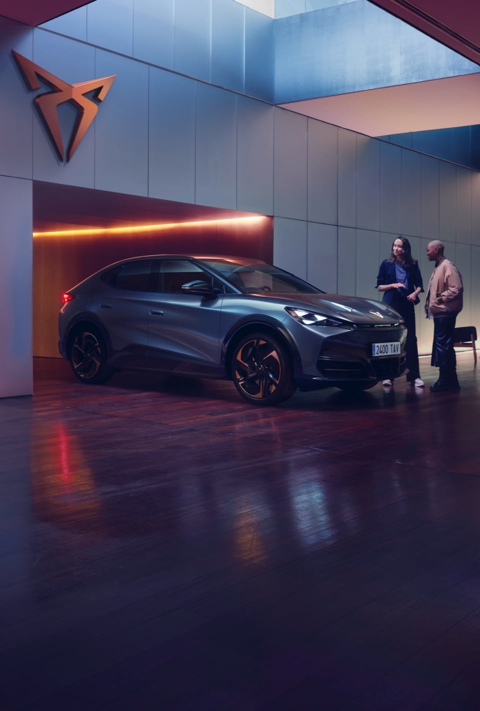 CUPRA Tavascan en recepción elegante de servicio especialista